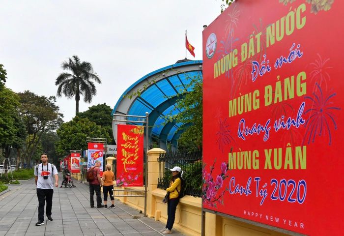 Bên cạnh cờ, hoa, là các tấm pano cỡ lớn mừng Đảng, mừng Xuân Canh Tý 2020.