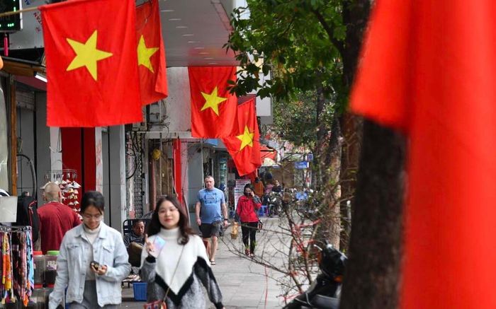 Cờ đỏ sao vàng được treo trên khắp các tuyến phố.