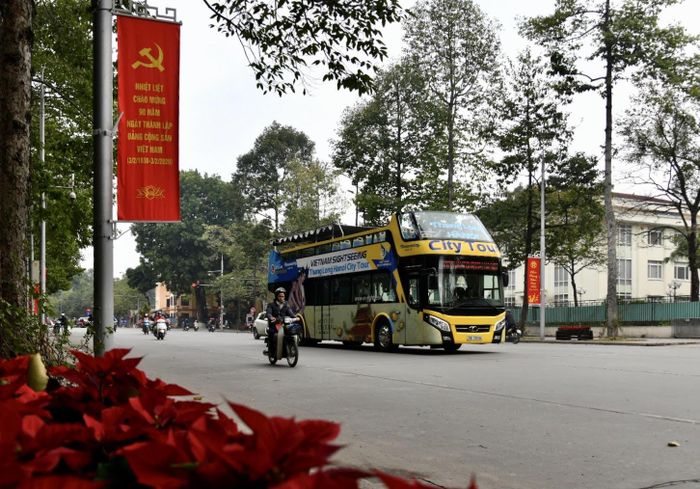 Trên các tuyến phố người dân và các cơ quan đã trang hoàng cờ đỏ sao vàng, cờ búa liềm mừng Đảng 90 mùa Xuân.