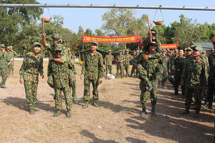 Chiến sĩ tham gia một số trò chơi dân gian.