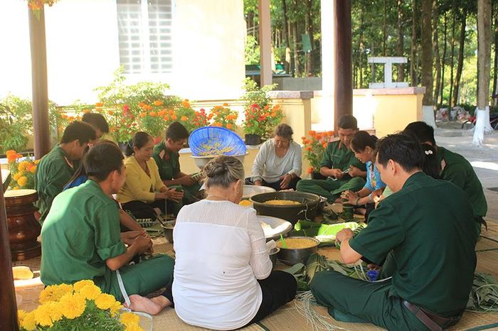 Hoạt động gói bánh tét của cán bộ, chiến sĩ Sư đoàn với đơn vị kết nghĩa.