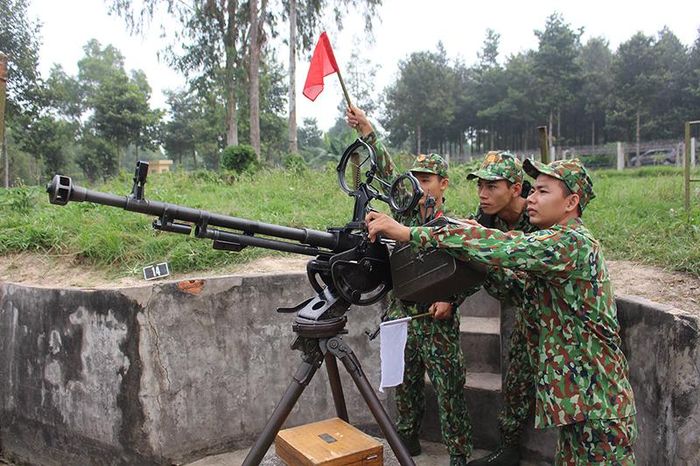 Vui xuân nhưng cán bộ, chiến sĩ vẫn thực hiện nhiệm vụ SSCĐ.