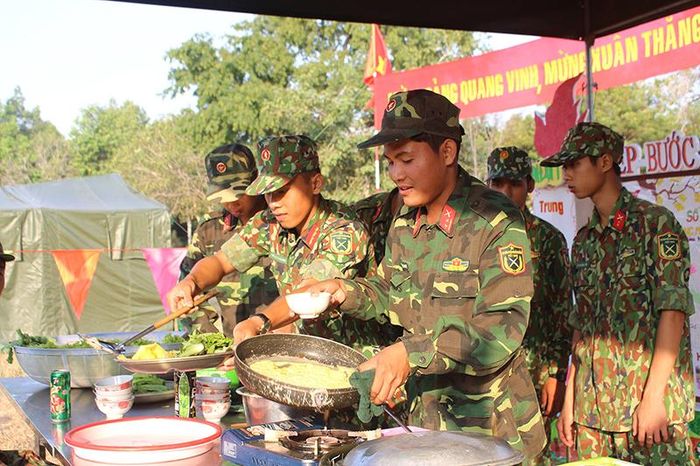 Chiến sĩ trổ tài làm bánh xèo tại Hội chợ xuân Canh Tý 2020 do Sư đoàn tổ chức.