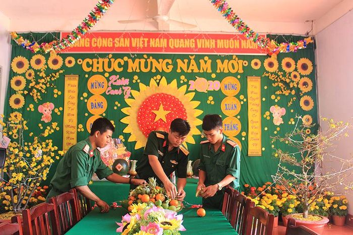 Cán bộ, chiến sĩ trang trí bàn thờ Tổ quốc và mâm ngũ quả.