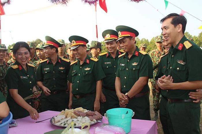 Cán bộ Sư đoàn tham quan gian hàng trưng bày của chiến sĩ tại Hội chợ Xuân Canh Tý 2020.