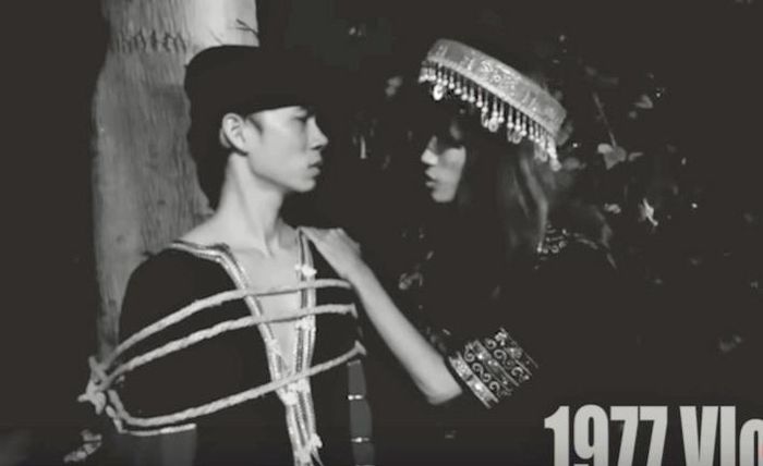 “Mị” mạnh dạn cởi trói cho A Phủ và cả hai cùng đưa nhau đi trốn. Ảnh: Cắt từ MV “Để Mị nói cho mà nghe”