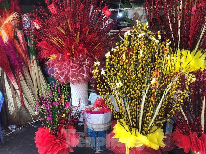 Ngược lại, nụ tầm xuân Trung Quốc lại đắt hàng. Chị Thu (bán hoa khu vực chợ Bến Thành, Q.1) cho hay, do hoa này chơi được cả năm nên khách hàng ưa chuộng. Năm nào chị Thu cũng nhập hàng để bán tết, mỗi bình có giá tiền triệu nhưng khách vẫn đặt mua khá đông.
