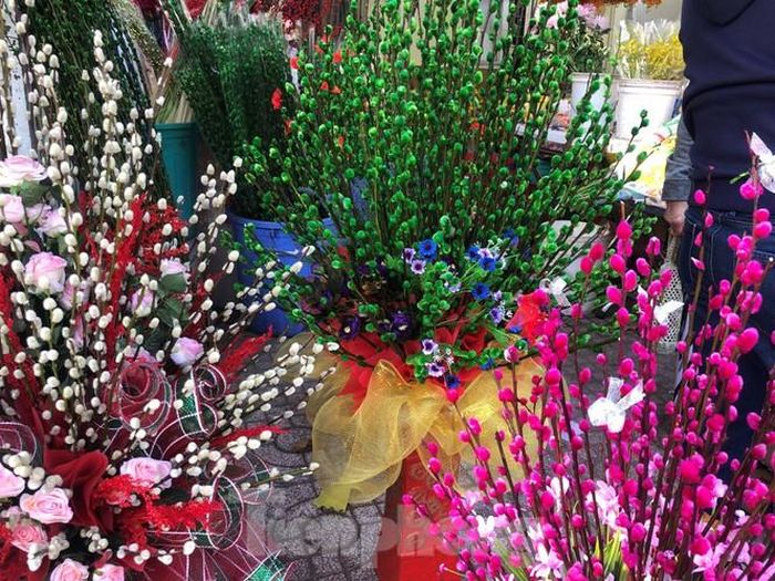 Nụ tầm xuân thường có màu trắng, cửa hàng mua về rồi nhuộm màu để phục vụ thị hiếu khách hàng. Giá nụ tầm xuân dao động từ 200.000-300.000 đồng/bó tùy kích cỡ, dịp tết có khi tăng giá đến 1 triệu đồng/bó.