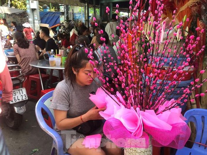 Cắm vào bình, trang trí thêm nơ giấy rồi bán tiền triệu cho khách.