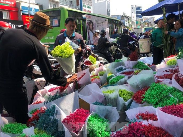 Hoa khô cũng là mặt hàng hút khách dịp tết. Chị Lan (ngụ Q.1) nói, ngày tết mua hoa nhiều màu sắc về trang trí cho vui cửa vui nhà, lại không lo hư héo.
