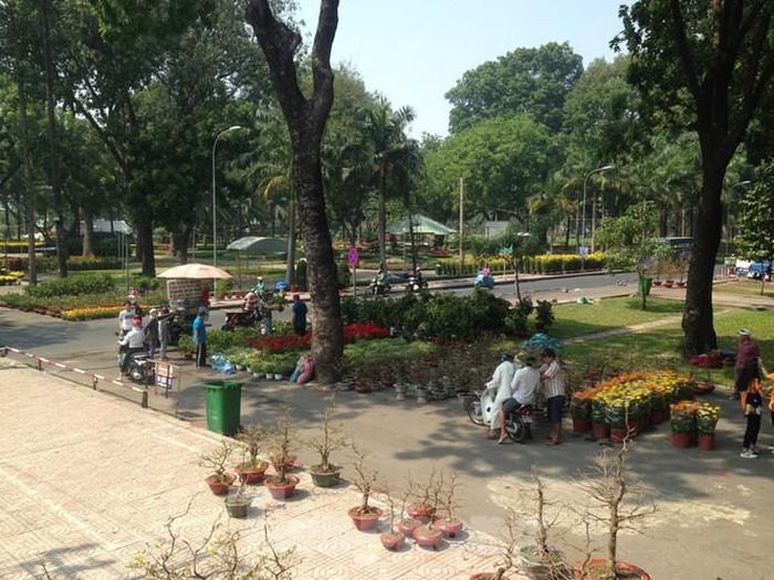 Công viên Gia Định, lượng người mua hoa vẫn rất ít dù đã cận ngày.