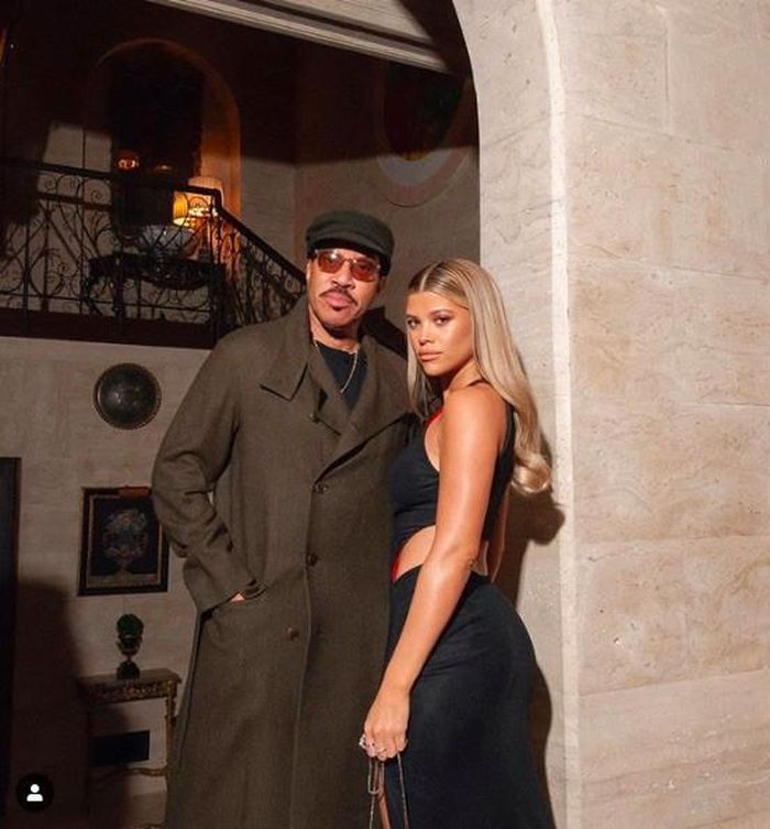 Trước đó, cô cũng chia sẻ ảnh tình cảm với bố Lionel Richie trên Instagram