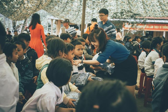 Tác giả bên các em học sinh nhà trường