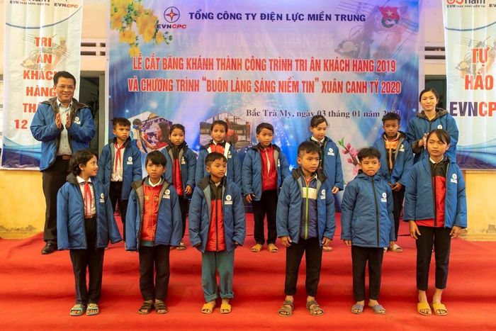 Hình ảnh ấm áp với những chiếc áo ấm được lãnh đạo EVNCPC trao đến các em học sinh trong cái lạnh của miền cao Trà Giáp