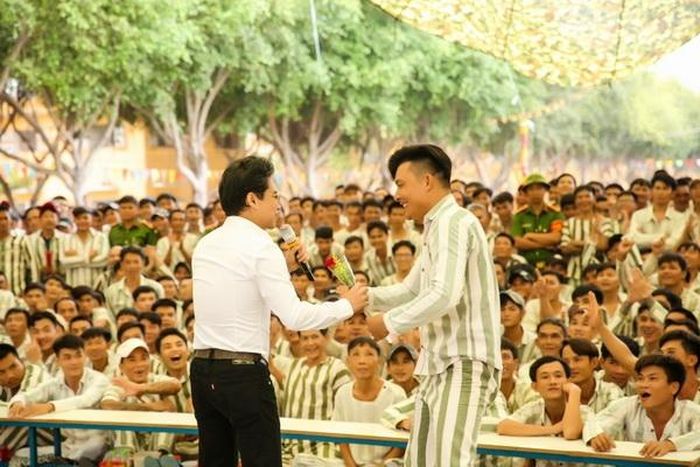  Lần đầu tiên đến nơi đây, khác hẳn suy nghĩ về một nơi buồn tẻ, ngột ngạt, hàng ngàn phạm nhân đã chờ đợi từ trước và hò reo, gọi tên Ngọc Sơn khiến anh vô cùng xúc động. 