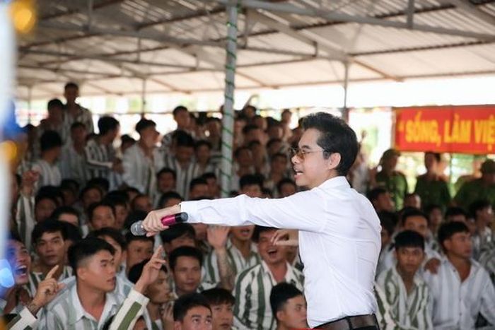 Ngọc Sơn hát hết mình trên sân khấu cùng các phạm nhân. Ngọc Sơn luôn tâm niệm, mỗi con người cần phải biết đâu là giới hạn luân thường đạo lý để biết tu thân dưỡng tính, làm việc thiện, tốt đời đẹp đạo. “Lấy chữ hiếu, chữ tâm để sống thì con người sẽ không bao giờ sa đà, lạc lối và luôn yêu bản thân, yêu mọi người xung quanh, cuộc sống trở nên tốt đẹp hơn” – Ngọc Sơn chia sẻ.