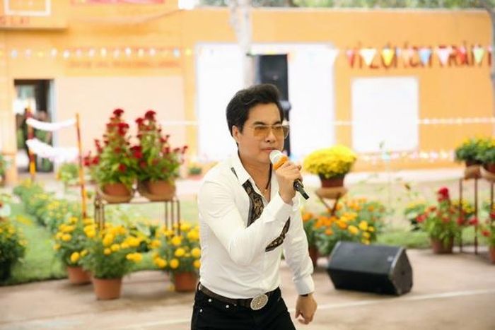 Trước khi đến đây, Ngọc Sơn vừa xuống máy bay sau khi tham dự một chương trình ở Bắc Ninh. Anh chỉ kịp chợp mắt chút ít trên máy bay và không nghỉ ngơi mà ngay lập tức đến Tiền Giang để hát cho những khán giả đặc biệt ở đây