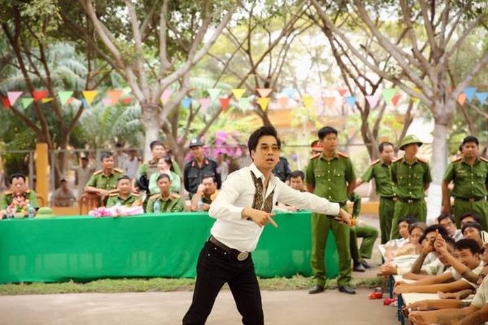 Vốn là nghệ sĩ bình dân, Ngọc Sơn không ăn mặc sang trọng mà chỉ diện trang phục đơn giản nhất để gần gũi với các phạm nhân tại đây. Đáp trả tình cảm của các phạm nhân, nam danh ca không ngần ngại ký tặng, bắt tay và thậm chí ôm các phạm nhân... Chính cách cư xử chân tình của nam danh ca đã khiến các phạm nhân cảm thấy vô cùng gần gũi, ấm áp.