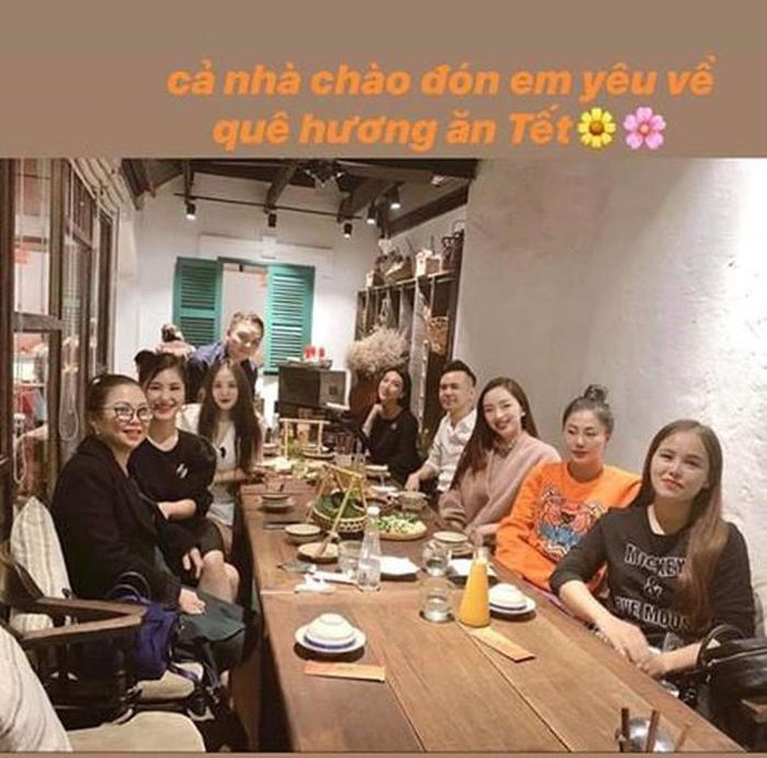 Hương Tràm âm thầm về Việt Nam đón Tết cùng gia đình.