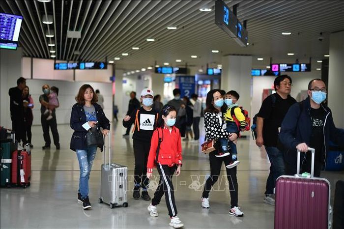 Hành khách đeo khẩu trang để phòng tránh lây nhiễm virus corona tại Macao, Trung Quốc, ngày 22/1/2020. Ảnh: AFP/TTXVN