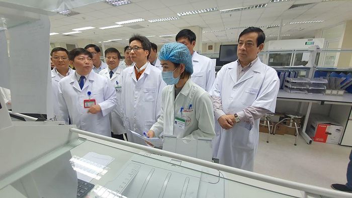 Phó Thủ tướng Vũ Đức Đam kiểm tra và đánh giá khả năng ứng phó với bệnh viêm phổi do virus corona mới.