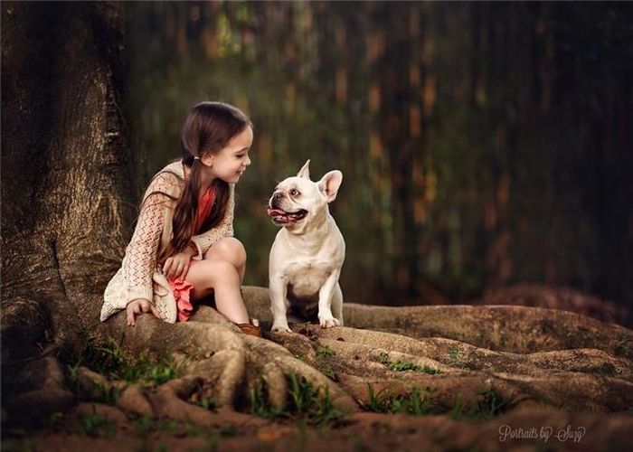  Cô bé Mia dường như đang tâm sự điều gì đó với cún cưng. 
