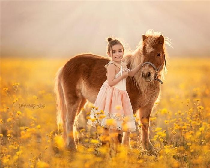  Mỗi bức ảnh dường như kể một câu chuyện tình bạn của Mia dành cho các loài vật khác nhau. 