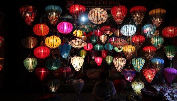 Ăn gắn liền với chơi nên Tết là dịp tổ chức nhiều trò dân gian vui nhộn, độc đáo.
