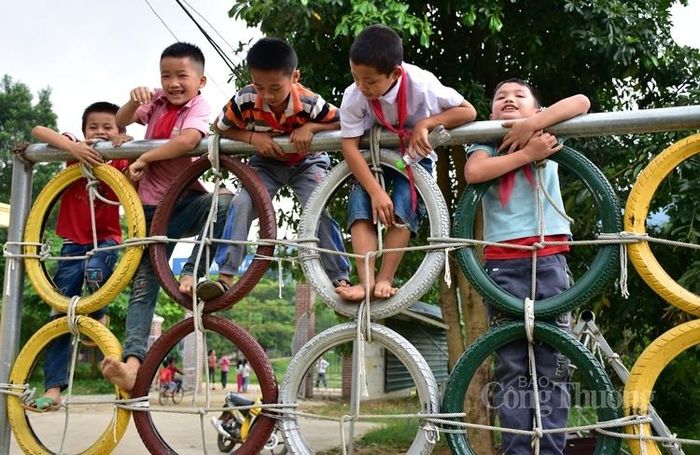 Tận dụng những chiếc lốp hỏng để làm đồ chơi