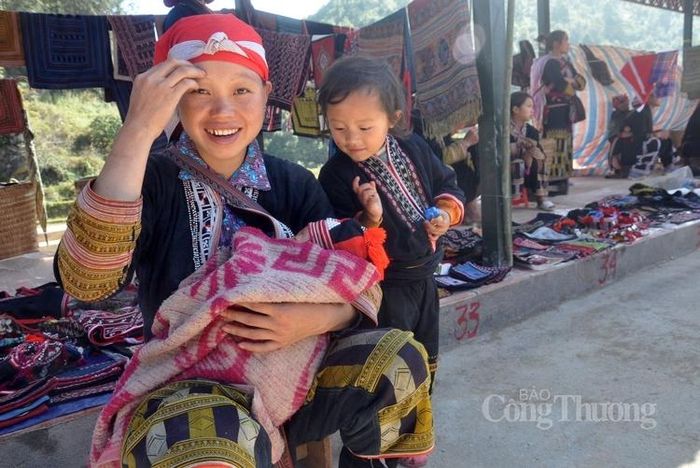 Khuôn mặt các em ánh lên nét rạng rỡ, niềm hạnh phúc ngập tràn