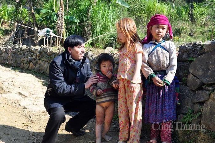 Không khỏi chạnh lòng khi mùa đông giá rét còn có những em nhỏ không có quần để mặc