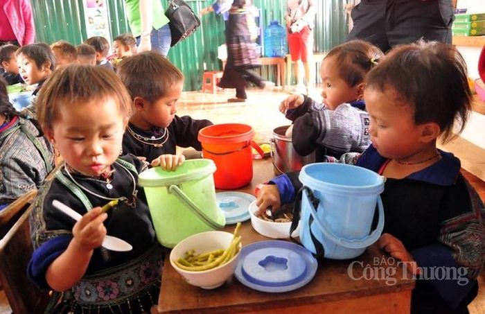 Măng luộc cùng cơm của trẻ em vùng cao