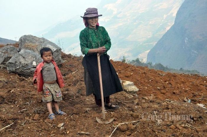 Theo mẹ lên nương rẫy