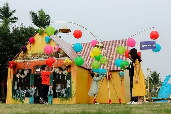 Các mô hình trang trí đang sẵn sàng phục vụ người dân