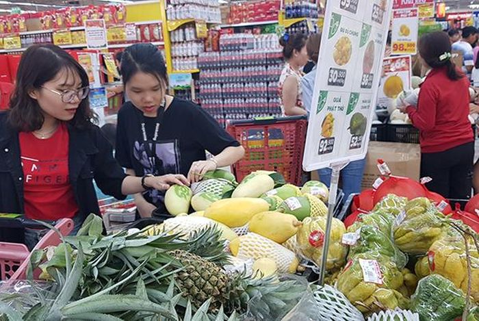 Người dân chọn mua các loại ngũ quả chưng Tết tại Trung tâm thương mại BigC Tân Hiệp (TP.Biên Hòa).