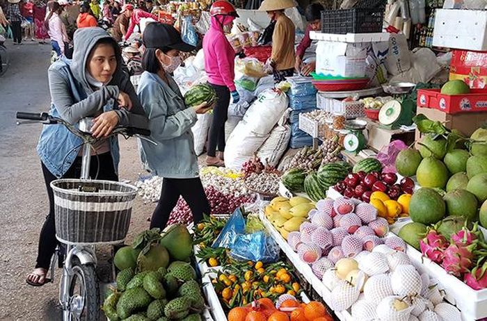 Các loại trái cây chưng Tết được bày bán tại chợ Phương Lâm (huyện Tân Phú).