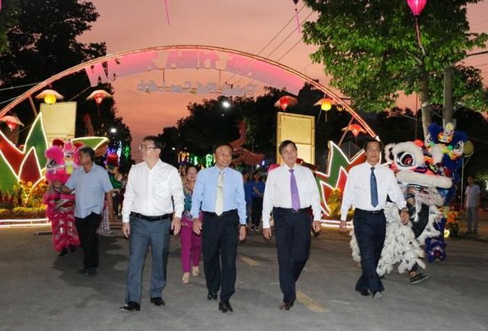 Đại biểu tham quan đường hoa Xuân TP.Cao Lãnh
