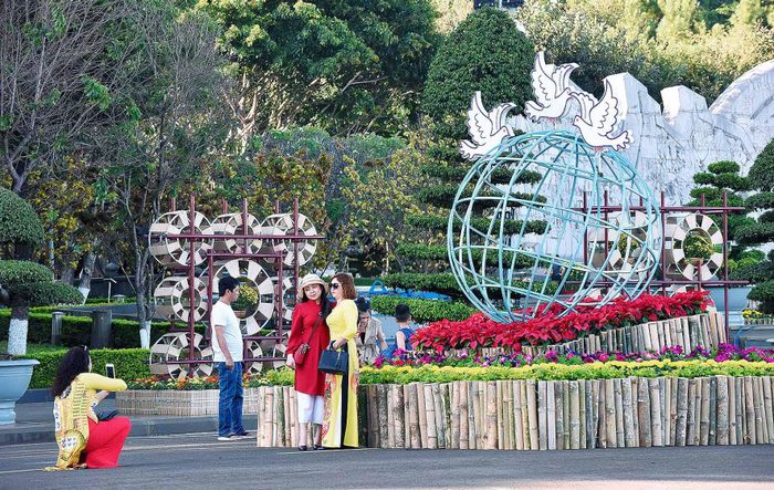 Đường hoa năm nay được khách tham quan đánh giá đẹp, có nhiều nhiều tiểu cảnh và không gian khác nhau