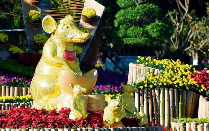 Năm Canh Tý 2020 nên hình ảnh chủ đạo của đường hoa năm nay là gia đình Chuột Quý có thế đứng đầu ngẩng cao, nét mặt hân hoan, miệng cười tươi tắn, đôi mắt sáng ngời. Hai tay cầm vàng, nâng niu trân trọng lộc trời cho... gửi gắm lời chúc tài lộc, hanh thông cho năm mới