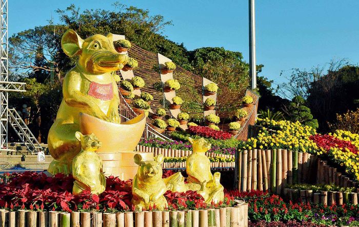 Nhiều mẫu linh vật Tết Canh Tý 2020 được làm bằng các chất liệu đa dạng và được sắp đặt khéo léo giữa hàng nghìn bông hoa khoe sắc trên đường hoa