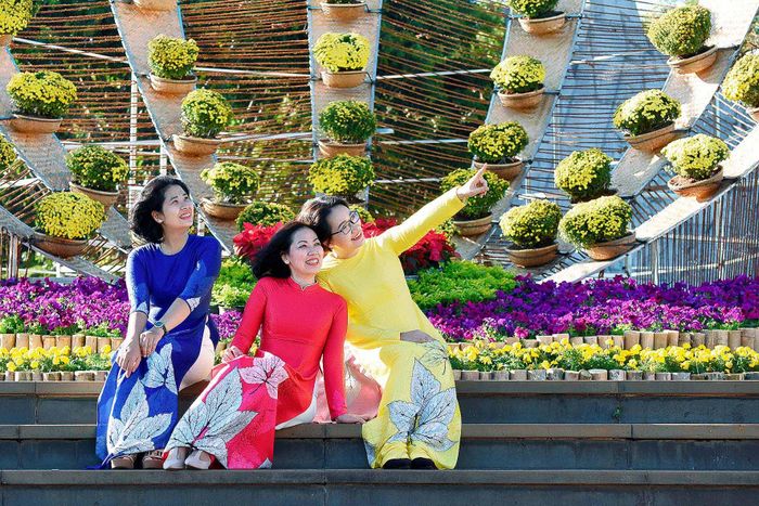 Bắt đầu tham quan từ chiều 27 tháng Chạp, trung bình mỗi ngày có hàng chục ngàn lượt người đến tham quan, du xuân tại đường hoa, đặc biệt vào lúc chiều tối, lượng khách tham quan tăng đột biến