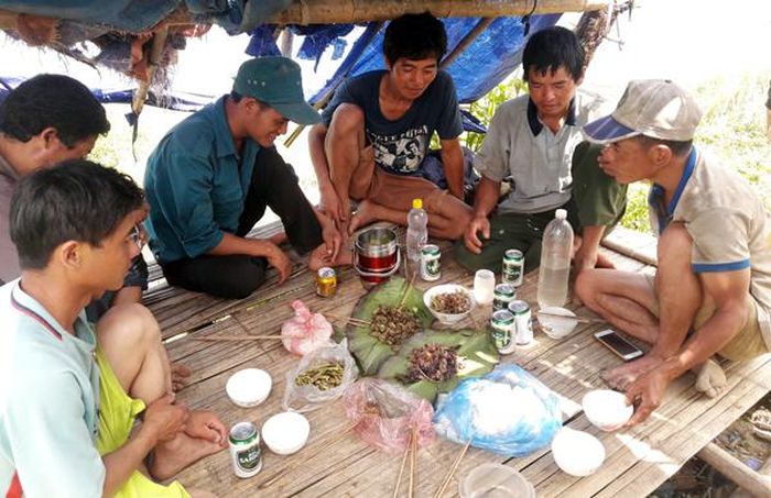 Bữa cơm dân dã trên ruộng bậc thang thôn Lao Chải, xã Trịnh Tường.