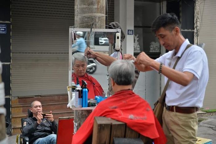 Anh Tiến, chủ của một tiệm làm tóc ở Mỹ Đình chia sẻ: Từ Rằm tháng Chạp, khách bắt đầu đến tiệm làm đẹp mái tóc. Chỉ riêng người dân sinh sống trong khu vực quanh tiệm cắt tóc đến thôi mà 4 thợ của quán làm không xuể. Chính bởi vậy có lúc cao điểm, anh cũng phải tự mình vào hỗ trợ phục vụ khách hàng. Có những ngày cả 4 thợ làm luôn tay từ 7 giờ đến 11 giờ khuya mới được nghỉ. Tuy nhiên, nghề làm tóc nữ có thu nhập khá cao, nên Tết là dịp "bội thu" của thợ.
