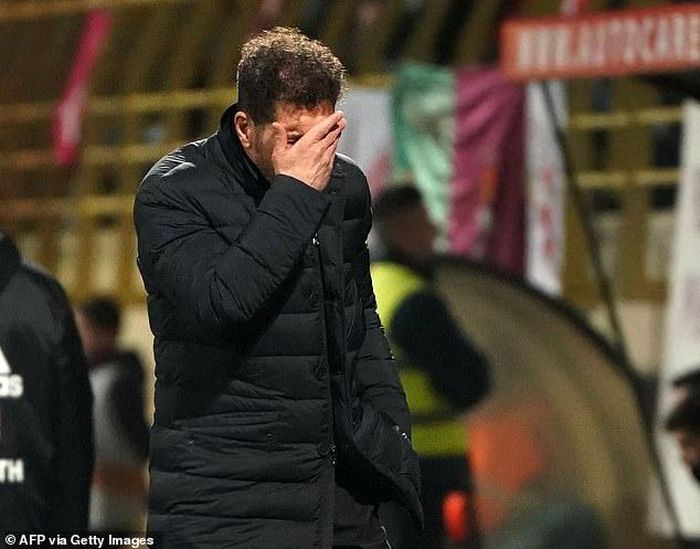 Trong sự nghiệp của mình tại Atletico Madrid, Diego Simeone chưa từng thua một CLB hạng dưới trên mọi đấu trường. Thất bại khó nuốt này khiến nhà cầm quân người Argentina hứng chịu làn sóng chỉ trích nặng nề trên mạng xã hội. Trước đó, Barca, Real đều đã vượt qua các đối thủ để ghi tên vào vòng 1/8 Copa del Rey mùa giải năm nay.