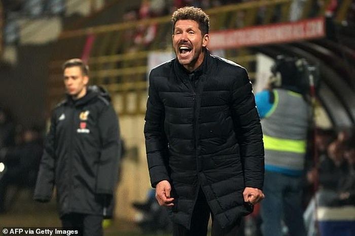 Ngoài đường biên, HLV Simeone liên tục thúc giục học trò nhưng không thể giúp đại diện La Liga tránh khỏi thất bại muối mặt trước đối thủ đến từ giải hạng ba.
