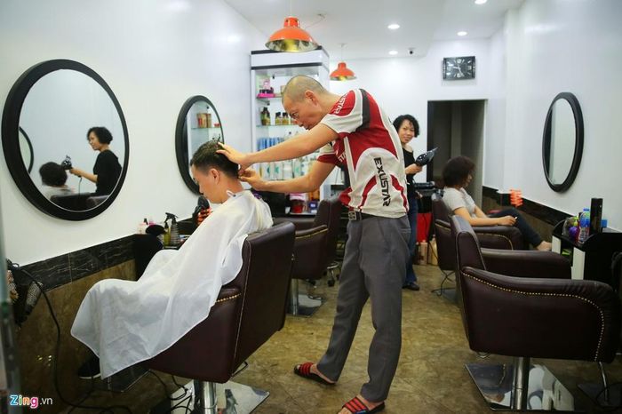  Anh Long, chủ cửa hàng cắt tóc, cho biết: " Mặc dù phục vụ cận tết nhưng nhà tôi vẫn không thay đổi giá cả. Chắc tôi sẽ làm việc đến 8,9h tối rồi chuẩn bị cúng giao thừa". 