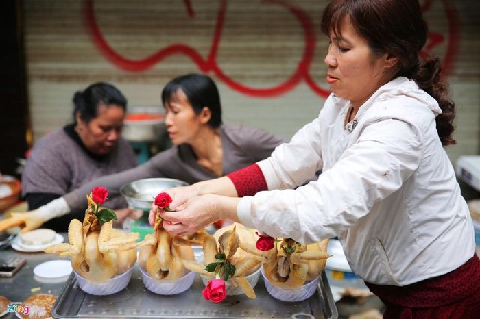  Gà cúng được bán với giá 800.000 đồng/con tại chợ Hàng Bè. 