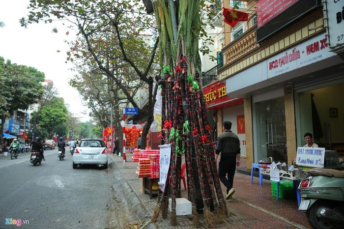  Những cây mía lộc được bày bán dọc đường. Nhiều người quan niệm mía thay cành lộc trong năm mới sẽ mang lại nhiều may mắn. 