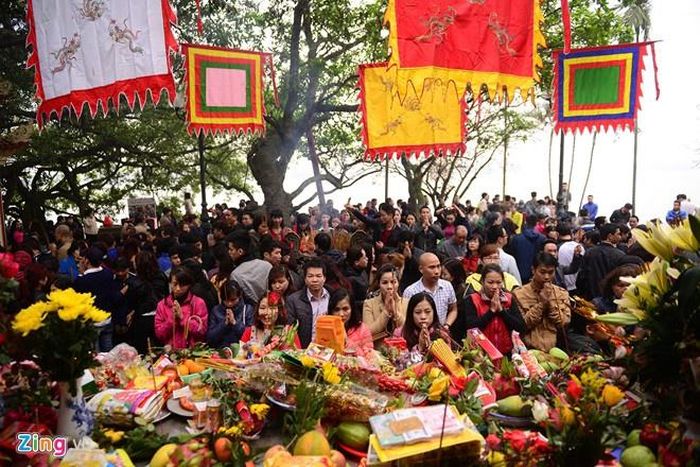 Ngày nay, thay vì đi hái cành lá lộc ngày đầu năm, một số người mua những cành vàng, lá ngọc bằng giấy tại các đền, chùa để cầu mong may mắn. Theo Đại đức Thích Thanh Hải, không nên bày những cành vàng, lá ngọc này lên bàn thờ gia tiên để thờ cúng mà nên hóa vàng. 