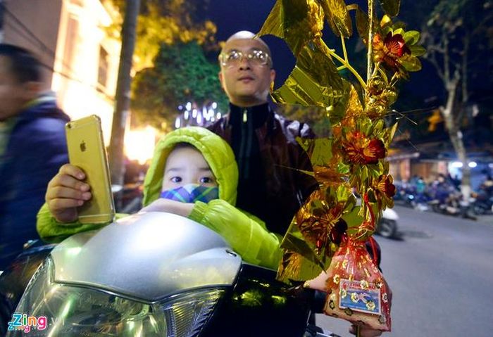  Người dân miền Bắc còn có tục mua muối, mua lửa để cầu mong may mắn, ấm no vào ngày đầu năm. Những người đi lễ thường mua một túi muối cùng hộp diêm được bán ngay cổng các đền, chùa. Ảnh: Lê Hiếu. 